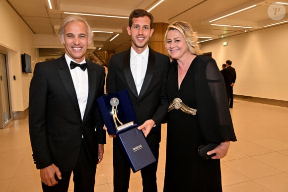 Victor Belmondo, qui a reçu un Espoir Award, entouré par ses parents Paul et Luana durant la soirée de clôture du 20eme Monte Carlo Film Festival de la Comédie, au Grimaldi Forum à Monaco. Le 29 avril 2023. © Bruno Bebert / Bestimage Le Monte Carlo Film Festival de la Comédie est un festival international entièrement dédié à la comédie. Chaque année, cet événement bénéficie de la participation de personnalités du monde de la comédie et du divertissement international, de grands réalisateurs et artistes de renommée mondiale. Ce festival a été conçu et est dirigé par E.Greggio.  Closing ceremony of the 20th Monte Carlo Film Comedy Festival, at the Grimaldi Forum, in Monaco. On April 29th 2023