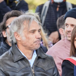 Luana Belmondo et Paul Belmondo, Anne Hidalgo, maire de Paris, Alessandro Belmondo, Stella Belmondo - Inauguration de "La promenade Jean-Paul Belmondo" au terre-plein central du pont de Bir-Hakeim, ouvrage public communal situé sous le viaduc du métro aérien, à Paris (15e, 16e) le 12 avril 2023. Lors de la séance d'octobre 2021, le Conseil de Paris avait décidé d'honorer la mémoire de Jean-Paul Belmondo, comédien, producteur de cinéma et directeur de théâtre français. Cet emplacement, immortalisé par la scène de cascade réalisée par l'acteur dans le film d'Henri Verneuil Peur sur la Ville (1975), est identifié par le plan annexé à la délibération. Cette dénomination s'effectue en dérogation à la règle qui prévoit que le nom d'une personnalité ne peut être attribué à une voie publique de Paris que cinq ans au plus tôt après son décès. © Cyril Moreau/Bestimage  Inauguration of "La promenade Jean-Paul Belmondo" on the central reservation of the Bir-Hakeim bridge, a communal public structure located under the aerial metro viaduct, in Paris (15th, 16th) on April 12, 2023. During the meeting n October 2021, the Council of Paris had decided to honor the memory of Jean-Paul Belmondo, actor, film producer and French theater director. This location, immortalized by the stunt scene performed by the actor in Henri Verneuil's film Peur sur la Ville (1975), is identified by the plan attached to the deliberation. This naming is done in derogation of the rule which provides that the name of a personality can only be attributed to a public road in Paris five years at the earliest after his death.