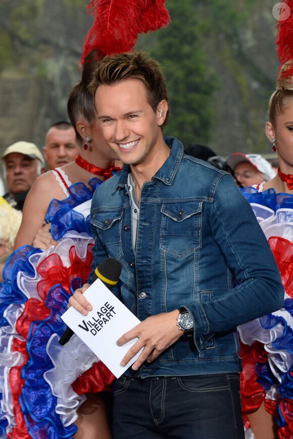 Cyril Féraud sur le départ de la deuxième étape de la 103ème édition de la course cycliste du tour de France avec les danseuses du Moulin-Rouge le 3 juillet 2016 entre Saint-Lo et Cherbourg-en-Cotentin, en Normandie le 3 juillet 2016. . © Coadic Guirec / Bestimage