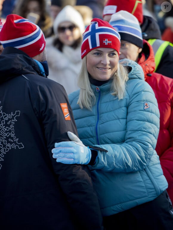 La famille royale lors des festivités pour le 25ème anniversaire de règne du roi Harald de Norvège à Oslo, le 17 janvier 2016. Pour l'occasion le roi Harald et la reine Sonja de Norvège étaient accompagnés de leur fils le prince Haakon, de sa femme la princesse Mette-Marit et de leurs enfants la princesse Ingrid Alexandra et le prince Sverre Magnus et de Marius Borg Hoiby (fils de la princesse Mette-Marit) ainsi que de leur fille la princesse Martha Louise, de son mari Ari Behn et de leurs filles Maud Angelica Behn, Leah Isadora Behn et Emma Tallulah Behn. La princesse Astrid de Norvège, la reine Margrethe II de Danemark, le roi Carl Gustav et la reine Silvia de Suède étaient également présents. Après avoir assisté à une messe en la chapelle du palais royal, la famille royale et leurs invités ont participé avec la population à activités de sports d'hiver organisées devant le palais royal.