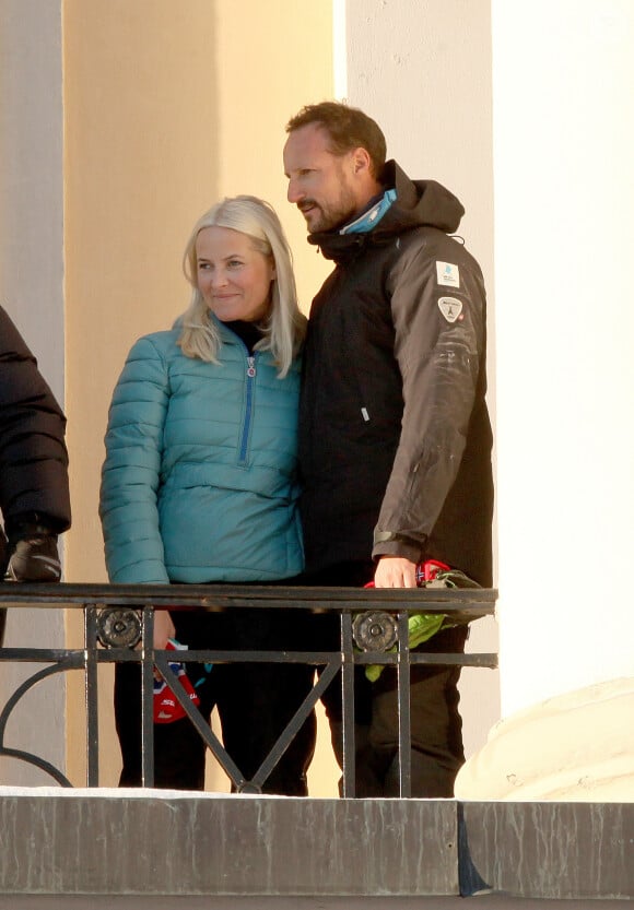 La famille royale lors des festivités pour le 25ème anniversaire de règne du roi Harald de Norvège à Oslo, le 17 janvier 2016. Pour l'occasion le roi Harald et la reine Sonja de Norvège étaient accompagnés de leur fils le prince Haakon, de sa femme la princesse Mette-Marit et de leurs enfants la princesse Ingrid Alexandra et le prince Sverre Magnus et de Marius Borg Hoiby (fils de la princesse Mette-Marit) ainsi que de leur fille la princesse Martha Louise, de son mari Ari Behn et de leurs filles Maud Angelica Behn, Leah Isadora Behn et Emma Tallulah Behn. La princesse Astrid de Norvège, la reine Margrethe II de Danemark, le roi Carl Gustav et la reine Silvia de Suède étaient également présents. Après avoir assisté à une messe en la chapelle du palais royal, la famille royale et leurs invités ont participé avec la population à activités de sports d'hiver organisées devant le palais royal.