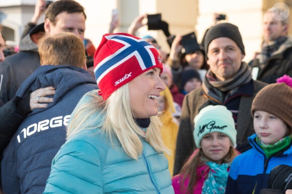 La famille royale lors des festivités pour le 25ème anniversaire de règne du roi Harald de Norvège à Oslo, le 17 janvier 2016. Pour l'occasion le roi Harald et la reine Sonja de Norvège étaient accompagnés de leur fils le prince Haakon, de sa femme la princesse Mette-Marit et de leurs enfants la princesse Ingrid Alexandra et le prince Sverre Magnus et de Marius Borg Hoiby (fils de la princesse Mette-Marit) ainsi que de leur fille la princesse Martha Louise, de son mari Ari Behn et de leurs filles Maud Angelica Behn, Leah Isadora Behn et Emma Tallulah Behn. La princesse Astrid de Norvège, la reine Margrethe II de Danemark, le roi Carl Gustav et la reine Silvia de Suède étaient également présents. Après avoir assisté à une messe en la chapelle du palais royal, la famille royale et leurs invités ont participé avec la population à activités de sports d'hiver organisées devant le palais royal.