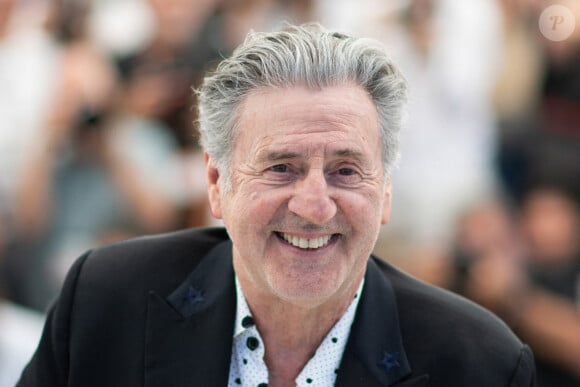 Daniel Auteuil a réalisé Le Fil, son nouveau long-métrage dans lequel il incarne le rôle principal
Daniel Auteuil au Photocall Le Fil dans le cadre du 77ème Festival International du Film de Cannes à Cannes. Photo par Aurore Marechal/ABACAPRESS.COM