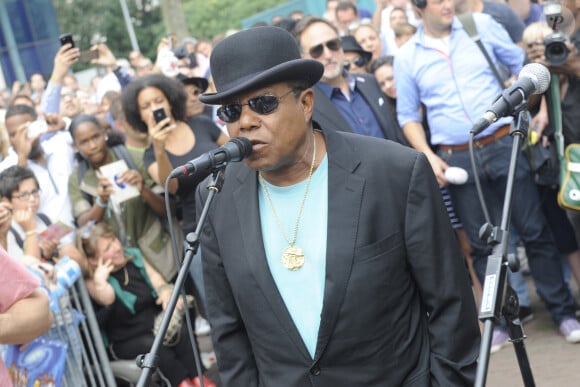 Tito Jackson - Les frères Jackson rendent hommage à Michael Jackson devant une photo de 1977 du chanteur du photographe Claude Vanheye installée au Gustav Mahlersquare à Amsterdam, le 30 juillet 2014.