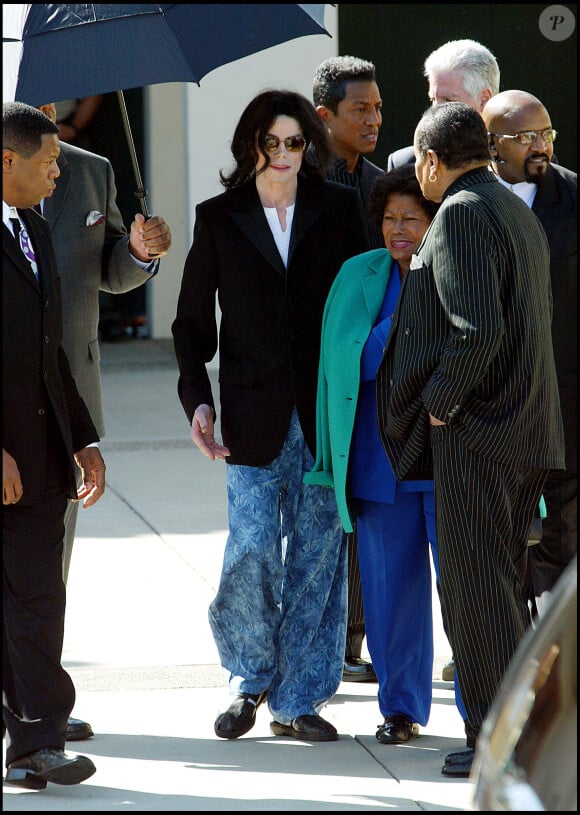 Michael Jackson arrive au tribunal de Santa Maria accompagné par sa famille (ses parents et ses frères Tito et Jermaine)