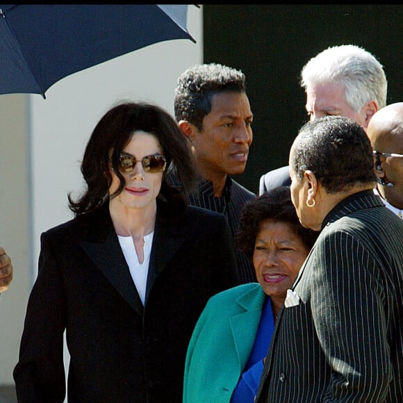 Michael Jackson arrive au tribunal de Santa Maria accompagné par sa famille (ses parents et ses frères Tito et Jermaine)