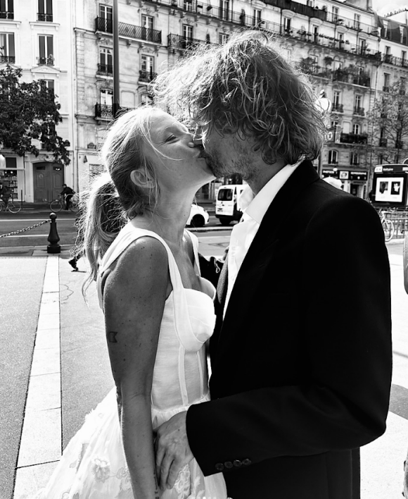 Le couple s'est uni civilement dans une mairie de Paris et, pour l'occasion, l'acteur avait dégainé le costume noir avec chemise blanche tandis que sa moitié était ravissante dans une robe blanche courte. 
Nicolas Hermann, ancien acteur de "Plus belle la vie" a épousé sa compagne. Instagram