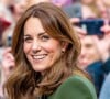 Elle ajoute quelques commentaires sur le regard du fils aîné du roi Charles III et de la regrettée Diana. À la 30e seconde de cette vidéo de 3 minutes, la princesse de Galles pose sa tête sur l'épaule de son époux. 
Kate Middleton