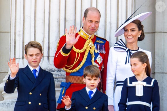 La princesse de Galles et le prince William accompagnés de leurs trois enfants, les princes George et Louis ainsi que la princesse Charlotte