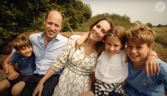 Une heureuse nouvelle partagée avec une vidéo de 3 minutes dans laquelle elle retrace son parcours, entourée des siens. On peut ainsi y voir les trois enfants du couple et le prince William.
Kate Middleton en a fini avec la chimiothérapie et annonce dans une vidéo publiées sur les réseaux sociaux le 9 septembre 2024 qu'elle reprend ses activités. Traitée pour un cancer dont elle n'a pas dévoilé la nature, la princesse de Galles a publié une vidéo où on la voit notamment entourée du prince William et de leurs enfants, le prince George, la princesse Charlotte et le prince Louis. © Prince and Princess of Wales Instagram via Bestimage