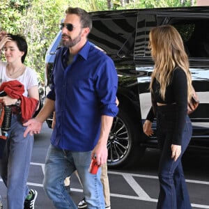 Jennifer Lopez et Ben Affleck ont déjeuné à l'hôtel Beverly Hills en compagnie de leurs enfants. Jennifer porte sa bague de fiançailles à l'auriculaire et une bague au nom de Jennifer à l'annulaire. Los Angeles, CA, USA le 14 septembre 2024. Photo par NewsYourCelebs/Splash News/ABACAPRESS.COM