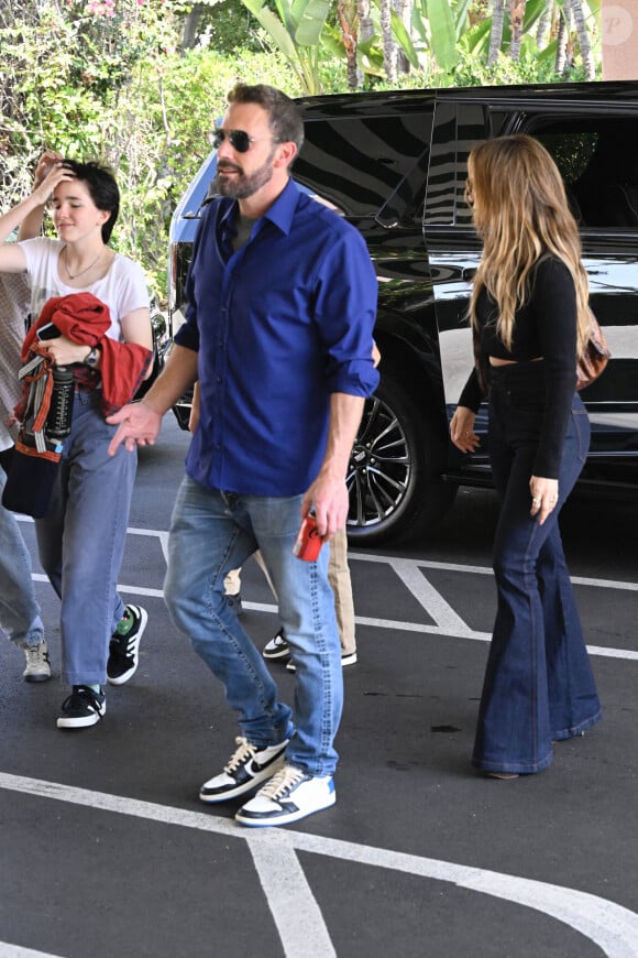 Jennifer Lopez et Ben Affleck ont déjeuné à l'hôtel Beverly Hills en compagnie de leurs enfants. Jennifer porte sa bague de fiançailles à l'auriculaire et une bague au nom de Jennifer à l'annulaire. Los Angeles, CA, USA le 14 septembre 2024. Photo par NewsYourCelebs/Splash News/ABACAPRESS.COM