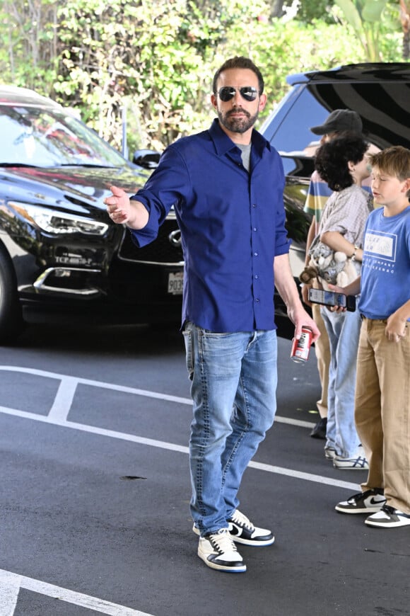 L'ex-couple a été photographié dans le hall du Beverly Hills Hotel
Jennifer Lopez et Ben Affleck ont déjeuné à l'hôtel Beverly Hills en compagnie de leurs enfants. Jennifer porte sa bague de fiançailles à l'auriculaire et une bague au nom de Jennifer à l'annulaire. Los Angeles, CA, USA le 14 septembre 2024. Photo par NewsYourCelebs/Splash News/ABACAPRESS.COM