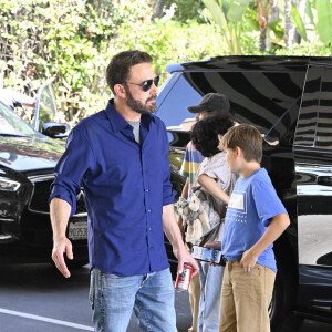 Jennifer Lopez et Ben Affleck ont déjeuné à l'hôtel Beverly Hills en compagnie de leurs enfants. Jennifer porte sa bague de fiançailles à l'auriculaire et une bague au nom de Jennifer à l'annulaire. Los Angeles, CA, USA le 14 septembre 2024. Photo par NewsYourCelebs/Splash News/ABACAPRESS.COM