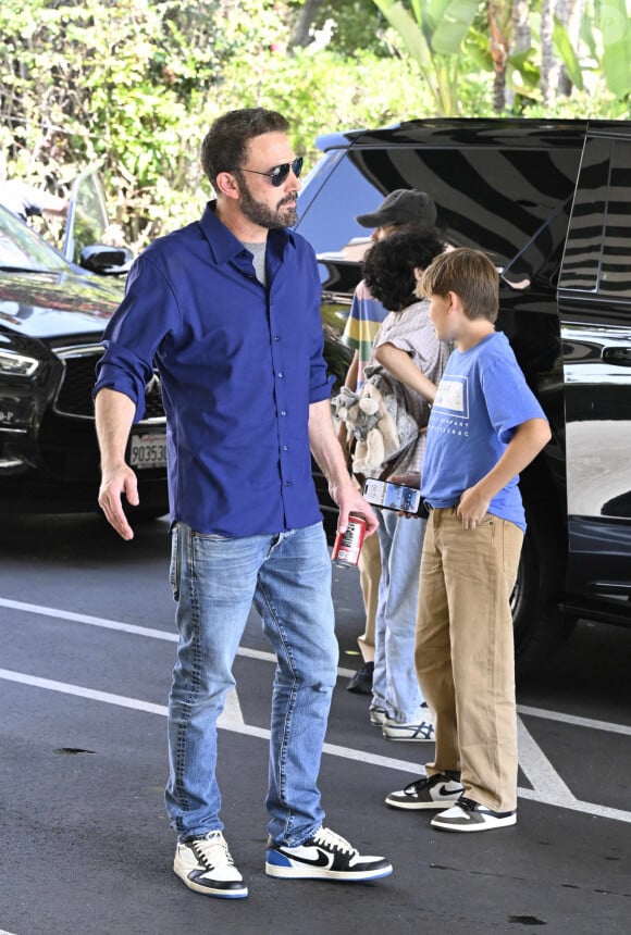 Jennifer Lopez et Ben Affleck ont déjeuné à l'hôtel Beverly Hills en compagnie de leurs enfants. Jennifer porte sa bague de fiançailles à l'auriculaire et une bague au nom de Jennifer à l'annulaire. Los Angeles, CA, USA le 14 septembre 2024. Photo par NewsYourCelebs/Splash News/ABACAPRESS.COM