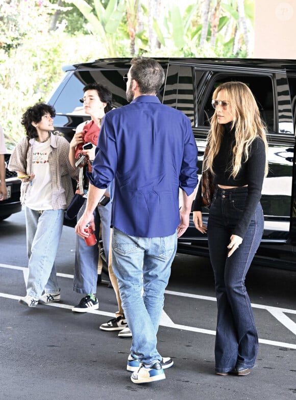 Jennifer Lopez et Ben Affleck ont déjeuné à l'hôtel Beverly Hills en compagnie de leurs enfants. Jennifer porte sa bague de fiançailles à l'auriculaire et une bague au nom de Jennifer à l'annulaire. Los Angeles, CA, USA le 14 septembre 2024. Photo par NewsYourCelebs/Splash News/ABACAPRESS.COM