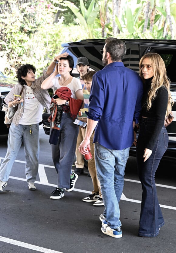 Jennifer Lopez et Ben Affleck ont déjeuné à l'hôtel Beverly Hills en compagnie de leurs enfants. Jennifer porte sa bague de fiançailles à l'auriculaire et une bague au nom de Jennifer à l'annulaire. Los Angeles, CA, USA le 14 septembre 2024. Photo par NewsYourCelebs/Splash News/ABACAPRESS.COM