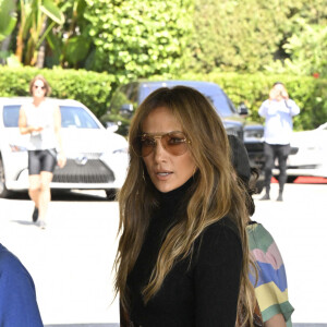 Jennifer Lopez et Ben Affleck ont déjeuné à l'hôtel Beverly Hills en compagnie de leurs enfants. Jennifer porte sa bague de fiançailles à l'auriculaire et une bague au nom de Jennifer à l'annulaire. Los Angeles, CA, USA le 14 septembre 2024. Photo par NewsYourCelebs/Splash News/ABACAPRESS.COM