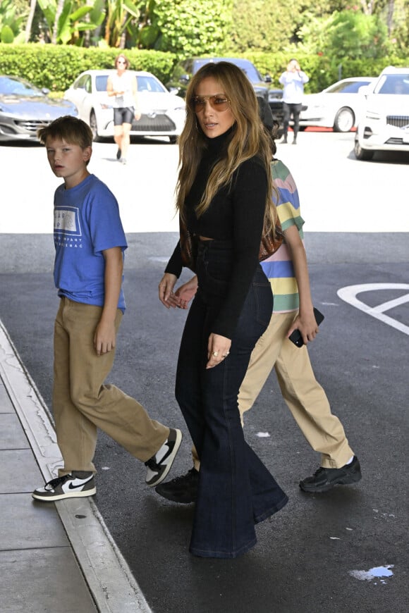 Jennifer Lopez et Ben Affleck ont déjeuné à l'hôtel Beverly Hills en compagnie de leurs enfants. Jennifer porte sa bague de fiançailles à l'auriculaire et une bague au nom de Jennifer à l'annulaire. Los Angeles, CA, USA le 14 septembre 2024. Photo par NewsYourCelebs/Splash News/ABACAPRESS.COM