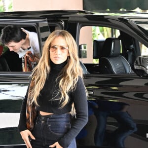 Jennifer Lopez et Ben Affleck ont déjeuné à l'hôtel Beverly Hills en compagnie de leurs enfants. Jennifer porte sa bague de fiançailles à l'auriculaire et une bague au nom de Jennifer à l'annulaire. Los Angeles, CA, USA le 14 septembre 2024. Photo par NewsYourCelebs/Splash News/ABACAPRESS.COM