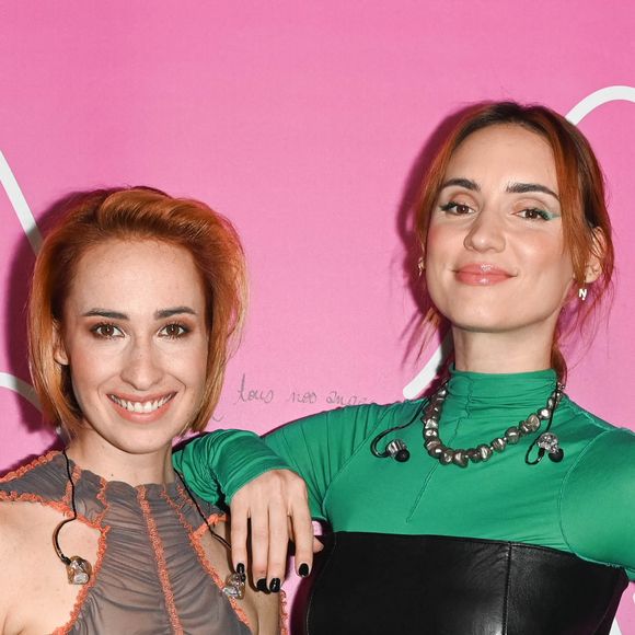 Exclusif - Suzane et Natoo - Backstage - Enregistrement de l'émission "Tout le monde chante contre le cancer, les stars relèvent le défi" dans le cadre du gala de l'association "Tout le monde chante contre le cancer" présentée par J.Anthony au Dôme de Paris, et diffusée le 4 janvier sur W9. Le 22 novembre 2022 © Coadic Guirec-Christophe Clovis / Bestimage En ce tout début d'année 2023, et pour la 12ème année consécutive, des animateurs, humoristes et comédiens vont monter sur scène pour relever des défis aux côtés des plus grands chanteurs français. Ils vous s'unir pour donner des ailes à l'association TOUT LE MONDE CONTRE LE CANCER. Chaque année, ce sont plus de mille actions réalisées grâce à elle dans les hôpitaux, pour améliorer le quotidien des enfants malades et de leurs familles. Cette année encore, au cours d'un gala exceptionnel au dôme de paris, animateurs et artistes de tous horizons vont offrir un moment magique aux enfants. Les humoristes F.Dubosc, F.Peyre, A.Vizorek, la journaliste K.G.Thuram, les comédiens B.Putzulu et N.Marquay, les animateurs E.Gossuin, L.Maistret, E.Moulet, le chorégraphe K.Ouali et bien d'autres, joueront le jeu pour la bonne cause et notre plus grand plaisir 