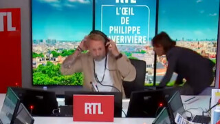 "Il mange le micro !" : Quand l'invité de Philippe Caverivière fait des siennes en direct dans la matinale de RTL (VIDEO)