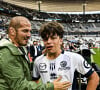 Le jeune rugbyman de 17 ans est porté disparu depuis une sortie en mer en Afrique du Sud avec l'équipe de France de rugby des moins de 18 ans
 
Archives - Djalil Narjissi et son fils Medhi Narjissi après la victoire du SU Agen Champion de France Cadets Gaudermen Medhi Narjissi brandit le bouclier, le 24 juin 2022 - Conférence de presse de la famille de D.Narjissi à Agen, le 27 août 2024, après la disparition de M.Narjissi sur la plage de Diaz Beach en Afrique du Sud, le 7 août 2024. D.Narjissi , entouré de sa femme Valérie et de sa fille Inès, le rugbyman s'est exprimé sur ce drame familial, aux côtés de son avocat, maître E.Martial. © Thierry Breton / Panoramic / Bestimage