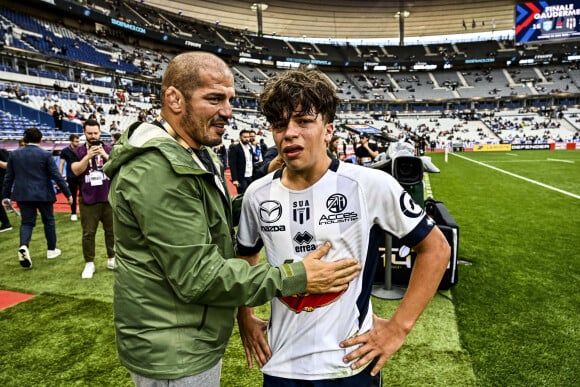 Le jeune rugbyman de 17 ans est porté disparu depuis une sortie en mer en Afrique du Sud avec l'équipe de France de rugby des moins de 18 ans
 
Archives - Djalil Narjissi et son fils Medhi Narjissi après la victoire du SU Agen Champion de France Cadets Gaudermen Medhi Narjissi brandit le bouclier, le 24 juin 2022 - Conférence de presse de la famille de D.Narjissi à Agen, le 27 août 2024, après la disparition de M.Narjissi sur la plage de Diaz Beach en Afrique du Sud, le 7 août 2024. D.Narjissi , entouré de sa femme Valérie et de sa fille Inès, le rugbyman s'est exprimé sur ce drame familial, aux côtés de son avocat, maître E.Martial. © Thierry Breton / Panoramic / Bestimage