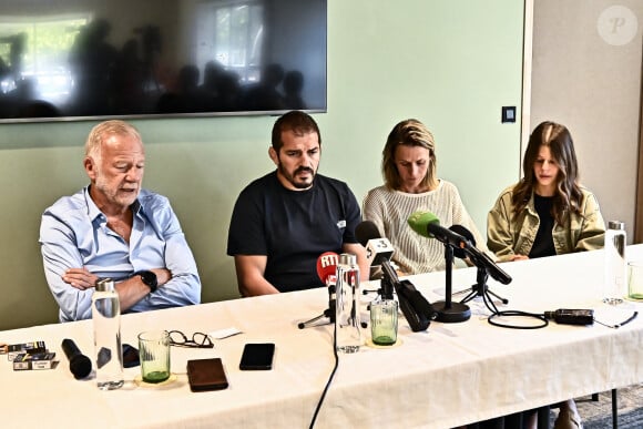 Maître Edouard Martial, Djalil Narjissi, sa femme Valérie et leur fille Inès - Conférence de presse de la famille de Djalil Narjissi à Agen, le 27 août 2024, après la disparition de M.Narjissi sur la plage de Diaz Beach en Afrique du Sud, le 7 août 2024. Djalil Narjissi, entouré de sa femme Valérie et de sa fille Inès, le rugbyman s'est exprimé sur ce drame familial, aux côtés de son avocat, maître E.Martial. © Thierry Breton / Panoramic / Bestimage