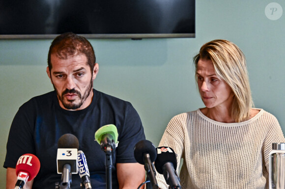 "Notre vie s'est arrêtée le 7 août", déclare son père et ancien rugbyman professionnel, Djalil Narjissi
 
Djalil Narjissi et sa femme Valérie - Conférence de presse de la famille de Djalil Narjissi à Agen, le 27 août 2024, après la disparition de M.Narjissi sur la plage de Diaz Beach en Afrique du Sud, le 7 août 2024. Djalil Narjissi, entouré de sa femme Valérie et de sa fille Inès, le rugbyman s'est exprimé sur ce drame familial, aux côtés de son avocat, maître E.Martial. © Thierry Breton / Panoramic / Bestimage