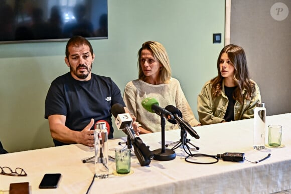 Djalil Narjissi, sa femme Valérie et leur fille Inès - Conférence de presse de la famille de Djalil Narjissi à Agen, le 27 août 2024, après la disparition de M.Narjissi sur la plage de Diaz Beach en Afrique du Sud, le 7 août 2024. Djalil Narjissi, entouré de sa femme Valérie et de sa fille Inès, le rugbyman s'est exprimé sur ce drame familial, aux côtés de son avocat, maître E.Martial. © Thierry Breton / Panoramic / Bestimage