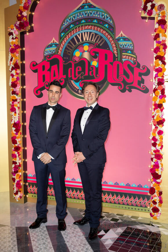 Stéphane Bern et son compagnon Yori Bailleres - Arrivées des invités au Bal de la Rose 2023 sur le thème "Bollywood" à la salle des étoiles à Monaco le 25 mars 2023. © Olivier Huitel / Pool / Bestimage