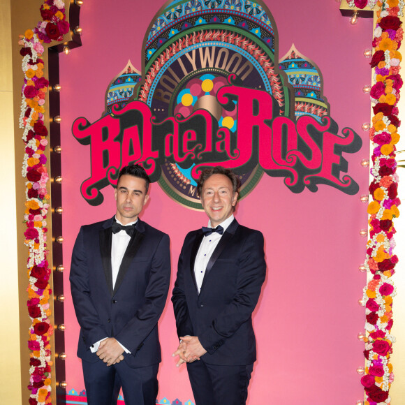 Stéphane Bern et son compagnon Yori Bailleres - Arrivées des invités au Bal de la Rose 2023 sur le thème "Bollywood" à la salle des étoiles à Monaco le 25 mars 2023. © Olivier Huitel / Pool / Bestimage