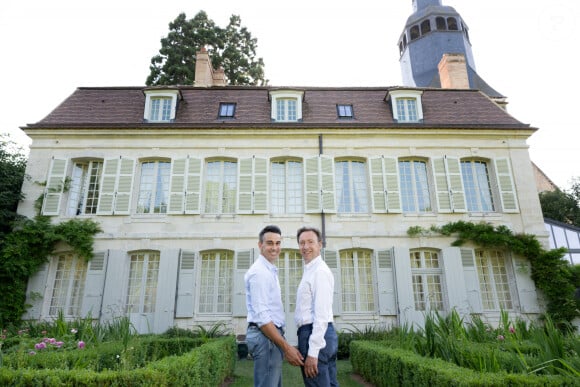 Endetté, il avoue : "J'ai des sueurs froides" 
clusif - Stéphane Bern pose avec sa compagne Yori Bailleres dans leur propriété du Perche, le collège militaire et royal de Thiron-Gardais, le 24 juin 2023, France. Photo par David Niviere/ABACAPRESS.COM