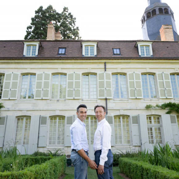 Endetté, il avoue : "J'ai des sueurs froides" 
clusif - Stéphane Bern pose avec sa compagne Yori Bailleres dans leur propriété du Perche, le collège militaire et royal de Thiron-Gardais, le 24 juin 2023, France. Photo par David Niviere/ABACAPRESS.COM