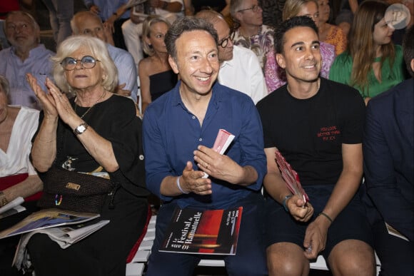 Exclusif - Stephane Bern et son compagnon Yori Bailleres - Personnalités au spectacle "Simone Veil, Les combats d'une effrontée" lors du 40ème Festival de Ramatuelle. Le 4 août 2024 © Cyril Bruneau / Festival de Ramatuelle / Bestimage 