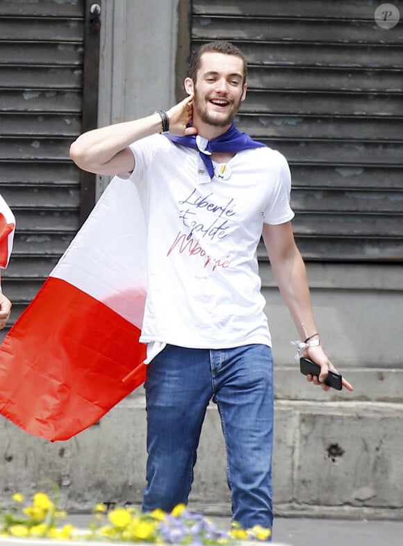 Exclusif - Louis Sarkozy est allé regarder le match France-Croatie (4-2) le jour de la finale de la Coupe du Monde de Football 2018 avec sa compagne croate Natali Husic (t-shirt rouge aux couleurs de la Croatie) et des amis au restaurant La Defense à New York, le 15 juillet 2018. Ensuite, Louis est allé célébrer la victoire des Bleus sur "Smith Street" à Brooklyn avec des amis, sans sa compagne. © Charles Guerin/Bestimage USA