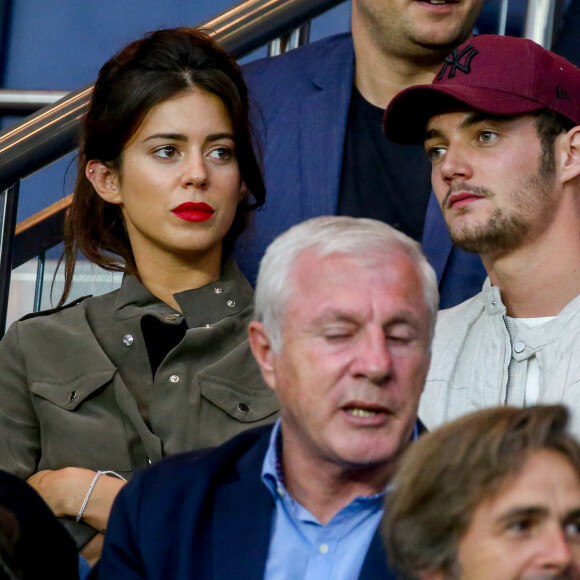 Louis Sarkozy et sa compagne Natali Husic dans les tribunes lors du match de Ligue 1, Paris Saint-Germain (PSG) vs Toulouse FC (TFC) au Parc des Princes à Paris, France, le 20 août 2017. Le PSG a gagné 6-2.