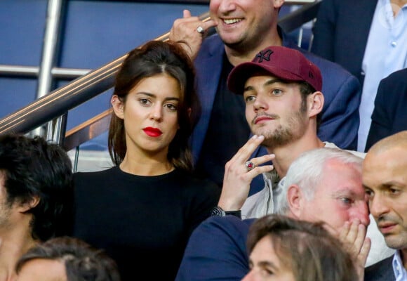 Louis Sarkozy et sa compagne Natali Husic dans les tribunes lors du match de Ligue 1, Paris Saint-Germain (PSG) vs Toulouse FC (TFC) au Parc des Princes à Paris, France, le 20 août 2017. Le PSG a gagné 6-2.