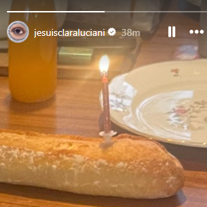 La photo de la main d'un enfant devant une bougie plantée sur une baguette de pain
Clara Luciani dévoile une adorable photo avec son fils sur Instagram