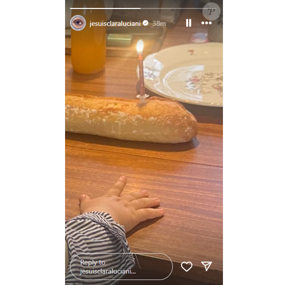 La photo de la main d'un enfant devant une bougie plantée sur une baguette de pain
Clara Luciani dévoile une adorable photo avec son fils sur Instagram