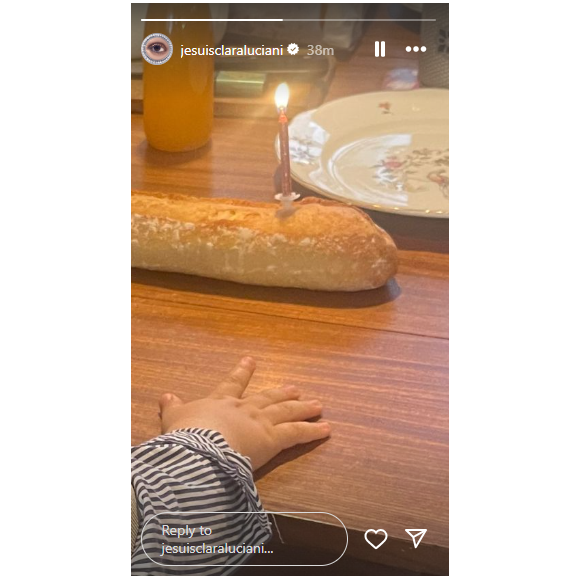 La photo de la main d'un enfant devant une bougie plantée sur une baguette de pain
Clara Luciani dévoile une adorable photo avec son fils sur Instagram