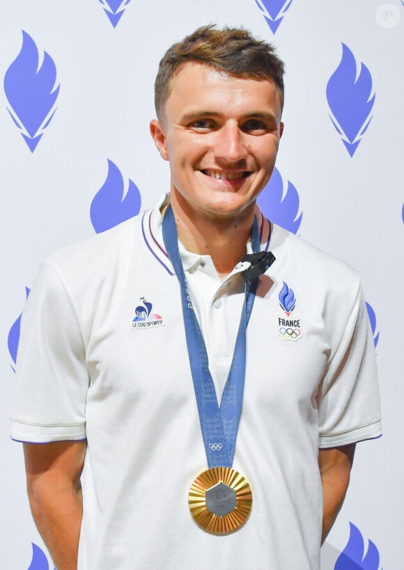 Nicolas Gestin célèbre sa Médaille d'or de canoë slalom au Club France porte de la Villette lors des Jeux Olympiques (JO) de Paris 2024 le 30 juillet 2024.