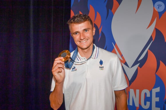 Nicolas Gestin célèbre sa Médaille d'or de canoë slalom au Club France porte de la Villette lors des Jeux Olympiques (JO) de Paris 2024 le 30 juillet 2024.