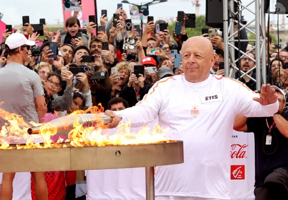 Le chef Thierry Marx clôture le défilé de la flamme olympique sur la place des Quinconces à Bordeaux le 23 Mai 2024. © Patrick Bernard/ Bestimage