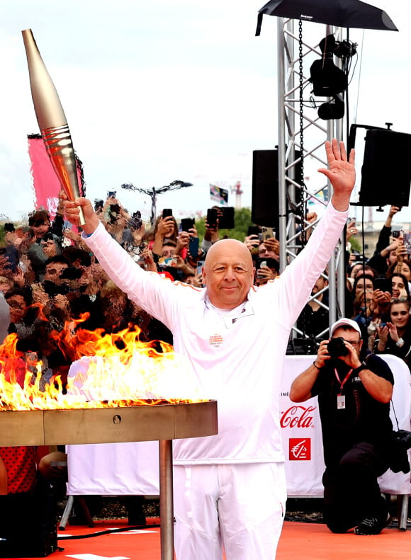 Le chef Thierry Marx clôture le défilé de la flamme olympique sur la place des Quinconces à Bordeaux le 23 Mai 2024. © Patrick Bernard/ Bestimage