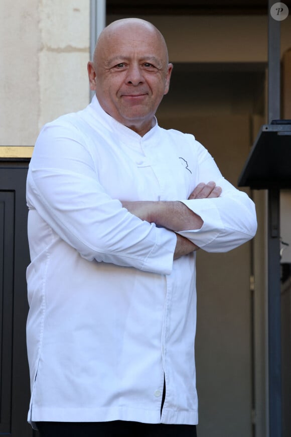 Et qu'en est-il de la cuisine, pièce qu'on imagine essentielle pour le roi des fourneaux ? "Elle est ouverte, mais très sommaire !", expliquait Thierry Marx, à la grande surprise de tous.
Le Chef Thierry Marx le 9 juillet 2023, au Restaurant Lalique - Château Lafaurie Peyraguey à Bommes en Gironde pour la Soirée Caritative de l'association "Les amis du Chef Jérôme" du chef étoilé Jérôme Schilling.