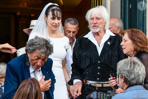 Semi-exclusif - Murielle Mégevand et Hugues Aufray sur le parvis de l'église - Mariage d'Hugues Aufray et de Murielle Mégevand à l'église Saint-Vigor de Marly-Le Roy, France, le 2 septembre 2023. 