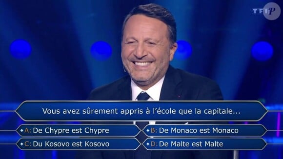 Ce vendredi 20 septembre, TF1 célébrait les 25 ans de son émission culte Qui veut gagner des millions?. Aux commandes de cette première émission – la seconde sera diffusée vendredi 27 septembre – Arthur.
Florence Foresti et Joël Dicker face à Arthur dans le jeu Qui veut gagner des millions? sur TF1, à l'occasion des 25 ans de l'émission culte, le vendredi 20 septembre 2024