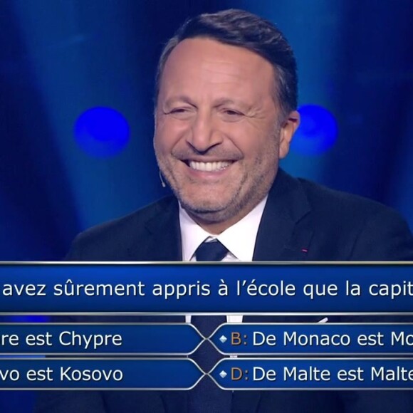 Ce vendredi 20 septembre, TF1 célébrait les 25 ans de son émission culte Qui veut gagner des millions?. Aux commandes de cette première émission – la seconde sera diffusée vendredi 27 septembre – Arthur.
Florence Foresti et Joël Dicker face à Arthur dans le jeu Qui veut gagner des millions? sur TF1, à l'occasion des 25 ans de l'émission culte, le vendredi 20 septembre 2024